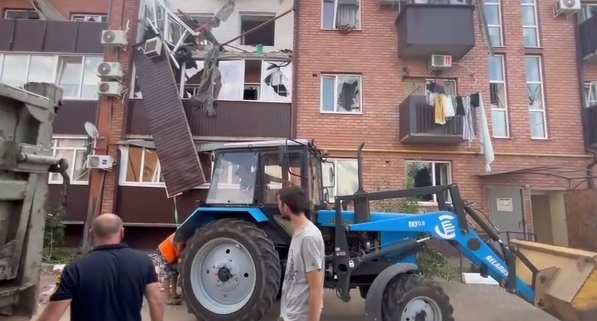 Дом, поврежденный в результате атаки беспилотника в Приморско-Ахтарске. Кадр видео из телеграм-канала оперштаба Кубани https://t.me/opershtab23/8169 Дом, поврежденный в результате атаки беспилотника в Приморско-Ахтарске. Кадр видео из телеграм-канала оперштаба Кубани https://t.me/opershtab23/8169