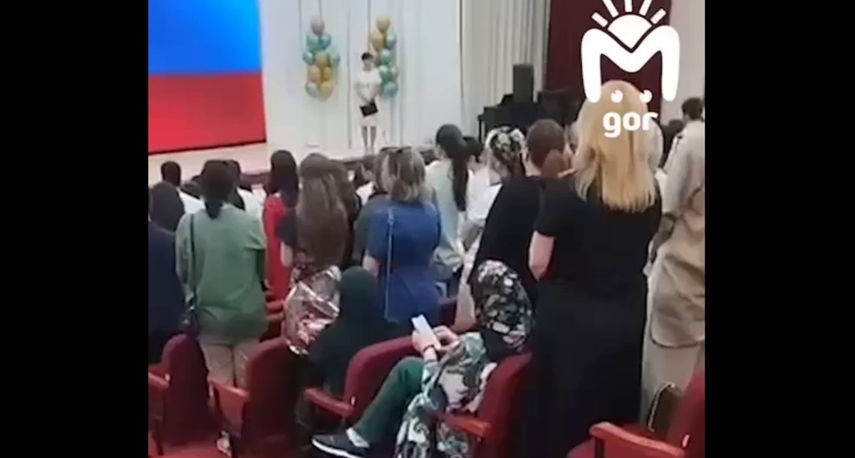 Участники выпускного мероприятия в школе Нальчика. Кадр видео из телеграм-канала Mash Gor https://t.me/mash_gor/5775 Участники выпускного мероприятия в школе Нальчика. Кадр видео из телеграм-канала Mash Gor https://t.me/mash_gor/5775
