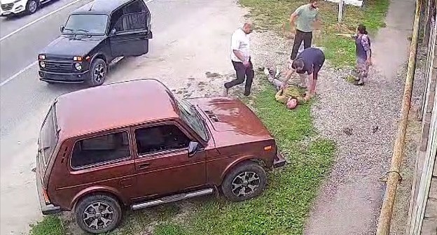 Нападение на Зураба Хацукова, стоп-кадр видео с камеры наружного наблюдения, опубликовано на тг-канале "Дорогой правды по Кабардино-Балкарии" https://t.me/dorogoypravdyKBR/363 Нападение на Зураба Хацукова, стоп-кадр видео с камеры наружного наблюдения, опубликовано на тг-канале "Дорогой правды по Кабардино-Балкарии" https://t.me/dorogoypravdyKBR/363