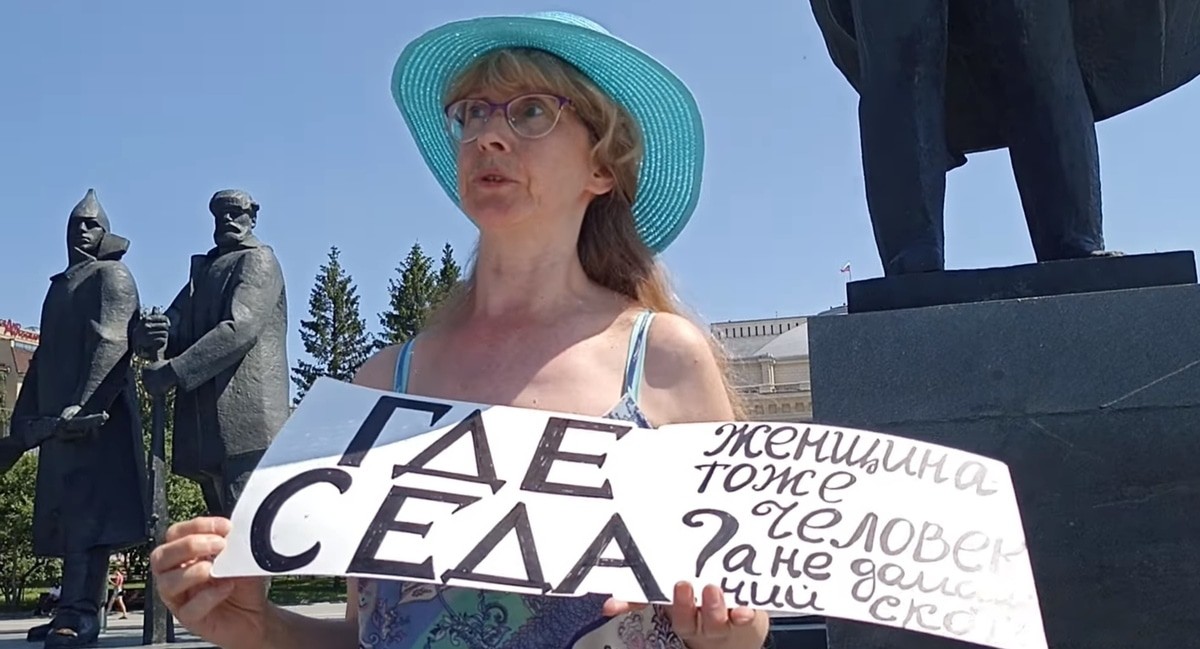 Пикет Елены Тардасовой-Юн. Новосибирск, 29 июня 2024 года. Кадр видео Елены Тардасовой-Юн https://www.youtube.com/watch?v=kLa1pXtPNlg Пикет Елены Тардасовой-Юн. Новосибирск, 29 июня 2024 года. Кадр видео Елены Тардасовой-Юн https://www.youtube.com/watch?v=kLa1pXtPNlg