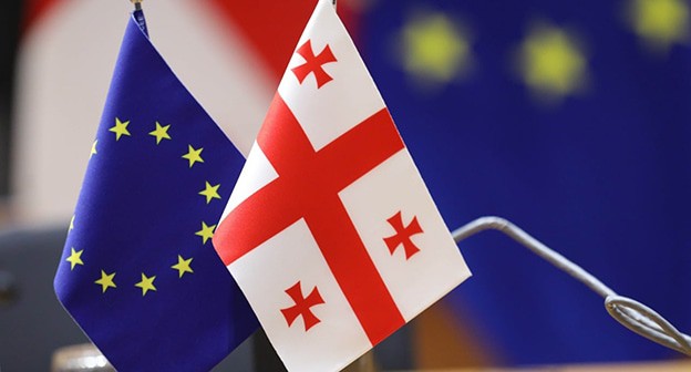 Флаги Грузии и Евросоюза. Фото: sova.news https://sova.news/2021/06/27/mid-gruzii-v-2024-tbilisi-podast-zayavku-na-polnopravnoe-chlenstvo-v-es/ Флаги Грузии и Евросоюза. Фото: sova.news https://sova.news/2021/06/27/mid-gruzii-v-2024-tbilisi-podast-zayavku-na-polnopravnoe-chlenstvo-v-es/