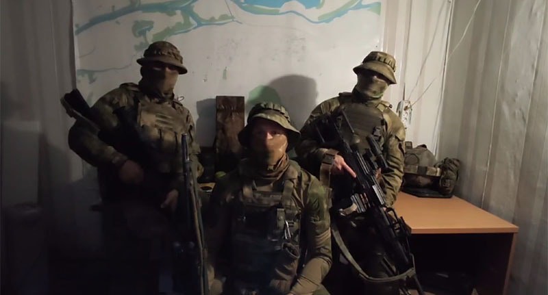 Участники спецоперации на Украине из Докузпаринского района записывают видеообращение к президенту России. Кадр из видео https://t.me/chernovik/74341 Участники спецоперации на Украине из Докузпаринского района записывают видеообращение к президенту России. Кадр из видео https://t.me/chernovik/74341