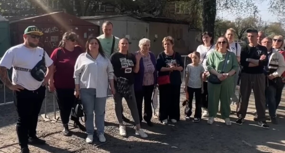 Жильцы рухнувшего дома в Ростове-на-Дону. Кадр видео из YouTube-канала LENORR https://www.youtube.com/watch?v=kbQnV9E-BRU Жильцы рухнувшего дома в Ростове-на-Дону. Кадр видео из YouTube-канала LENORR https://www.youtube.com/watch?v=kbQnV9E-BRU