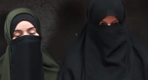 Женщины в никабах. Скриншот видео телеканала "Грозный" Женщины в никабах. Скриншот видео телеканала "Грозный"