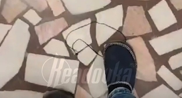 Блогер из Дагестана во время прямого эфира в интернете растоптал христианский крест. Скриншот "Ридовка видео" от 17 июля 2024 г https://cdn.readovka.ru Блогер из Дагестана во время прямого эфира в интернете растоптал христианский крест. Скриншот "Ридовка видео" от 17 июля 2024 г https://cdn.readovka.ru