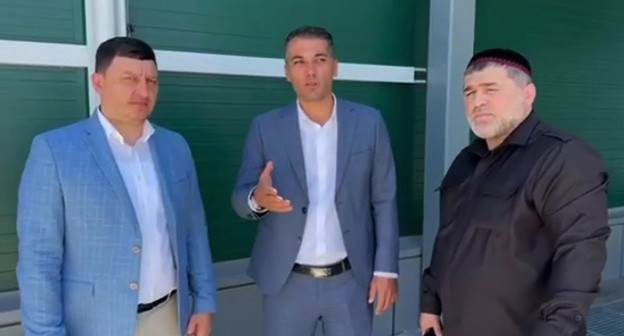 Журналист из Дагестана Мурад Магомедов (в центре) принес публичные извинения жителям Ингушетии. Скриншот видео от 18 июля 2024 г телеграм канал The Magas Times Журналист из Дагестана Мурад Магомедов (в центре) принес публичные извинения жителям Ингушетии. Скриншот видео от 18 июля 2024 г телеграм канал The Magas Times