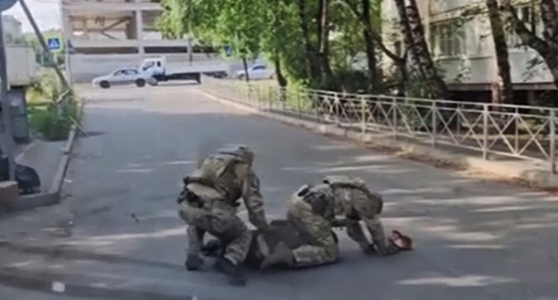 ФСБ задерживают подозреваемого. 19 июля 2024 г. Скриншот видео ФСБ РФ
ФСБ задерживают подозреваемого. 19 июля 2024 г. Скриншот видео ФСБ РФ
