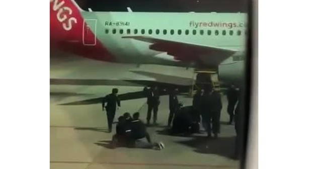 Беспорядки в аэропорту Махачкалы. Октябрь 2023 г. Скриншот видео https://www.rbc.ru/politics/31/10/2023/653eb5399a7947b515dc49e2 Беспорядки в аэропорту Махачкалы. Октябрь 2023 г. Скриншот видео https://www.rbc.ru/politics/31/10/2023/653eb5399a7947b515dc49e2