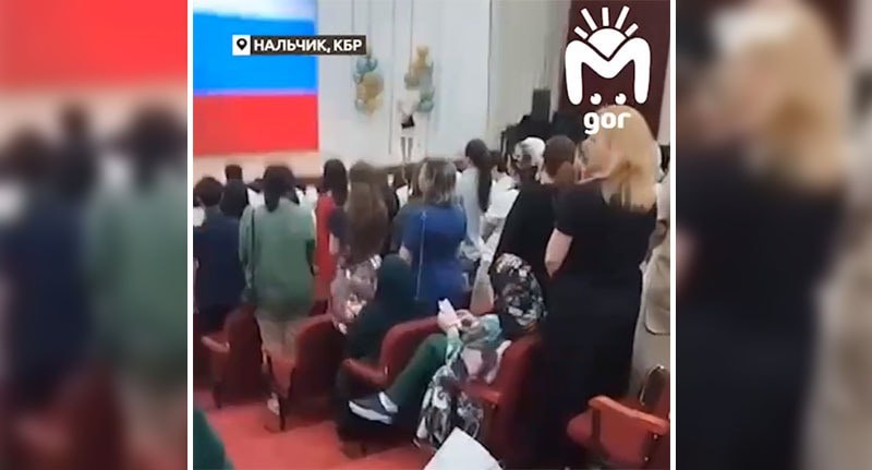 Участники выпускного мероприятия в школе Нальчика. Кадр видео из телеграм-канала Mash Gor https://t.me/mash_gor/5775 Участники выпускного мероприятия в школе Нальчика. Кадр видео из телеграм-канала Mash Gor https://t.me/mash_gor/5775