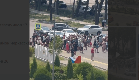 Жители ЖК "Краски" перекрыли движение из-за отсутствия света и воды. Стоп-кадр видео от 20.07.24, https://t.me/typodar/42133 Жители ЖК "Краски" перекрыли движение из-за отсутствия света и воды. Стоп-кадр видео от 20.07.24, https://t.me/typodar/42133