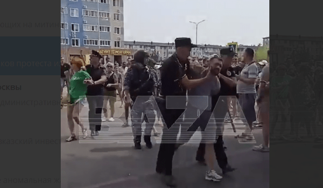 Силовики задержали как минимум двух участников протестов в Краснодаре. Стоп-кадр видео из Telegram-канала Baza от 20.07.24,https://t.me/bazabazon/29596 Силовики задержали как минимум двух участников протестов в Краснодаре. Стоп-кадр видео из Telegram-канала Baza от 20.07.24,https://t.me/bazabazon/29596