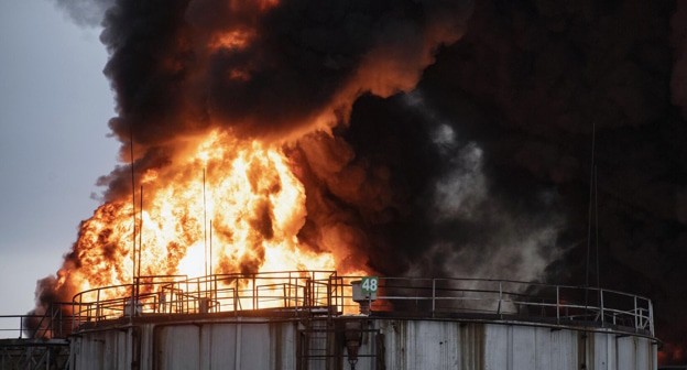 Пожар на нефтебазе, фото: пресс-служба МЧС РФ Пожар на нефтебазе, фото: пресс-служба МЧС РФ