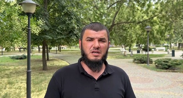 Житель Чечни Вахид Ильясов публично извинился. Скриншот видео от 21 июля 2024 г. Телеграм канал Апти Алаудинова Житель Чечни Вахид Ильясов публично извинился. Скриншот видео от 21 июля 2024 г. Телеграм канал Апти Алаудинова