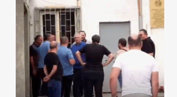 Мамикон Асланян (в центре) в кругу близких. Скриншот фото News.Am? https://news.am/rus/news/834284.html Мамикон Асланян (в центре) в кругу близких. Скриншот фото News.Am? https://news.am/rus/news/834284.html