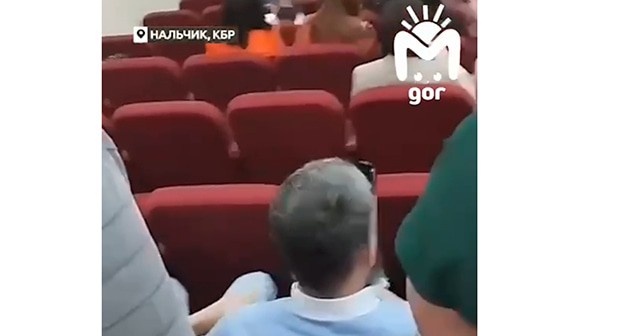 Участники выпускного мероприятия в школе Нальчика. Кадр видео из телеграм-канала от 7 июля 2024 г. Mash Gor https://t.me/mash_gor/5775 Участники выпускного мероприятия в школе Нальчика. Кадр видео из телеграм-канала от 7 июля 2024 г. Mash Gor https://t.me/mash_gor/5775