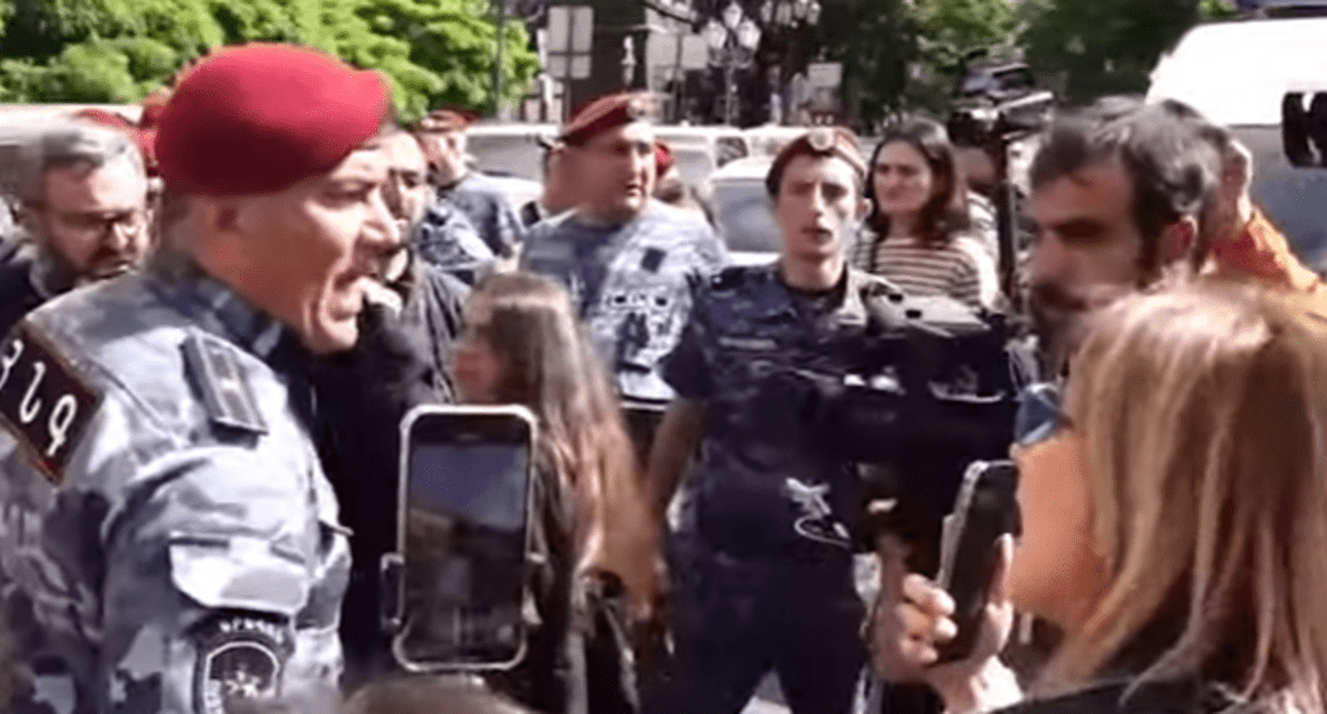 Общение силовиков с прессой на акции протеста в Ереване. Стоп-кадр видео Yerevan Today от 13.05.24, https://www.youtube.com/watch?v=PJjOpHdVw-I&t=46s Общение силовиков с прессой на акции протеста в Ереване. Стоп-кадр видео Yerevan Today от 13.05.24, https://www.youtube.com/watch?v=PJjOpHdVw-I&t=46s