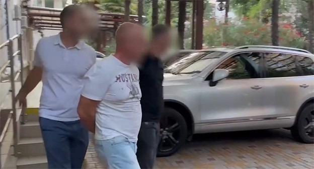 Задержание чиновников. Скриншот видео СК РФ https://t.me/kubansledcom/4223 Задержание чиновников. Скриншот видео СК РФ https://t.me/kubansledcom/4223