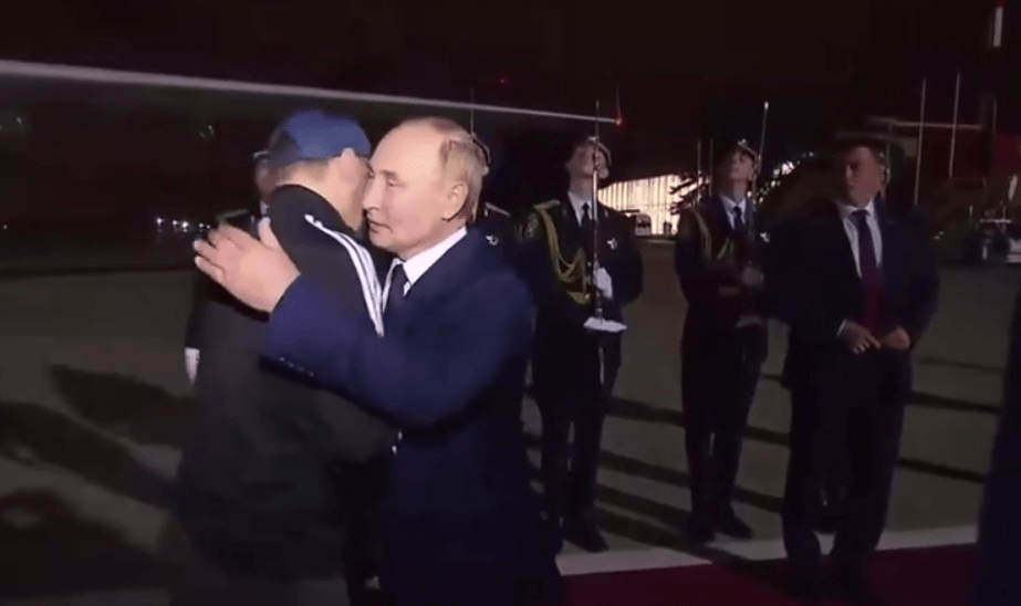 Путин приехал в аэропорт встретить Красикова. Стоп-кадр видео РИА "Новости" от 01.08.24, https://t.me/rian_ru/255613 Путин приехал в аэропорт встретить Красикова. Стоп-кадр видео РИА "Новости" от 01.08.24, https://t.me/rian_ru/255613