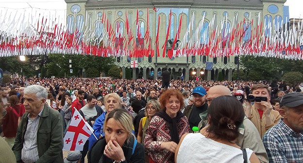 Участники акции протеста. Тбилиси, май 2024 г. Фото Инны Кукуджановой для "Кавказского узла" Участники акции протеста. Тбилиси, май 2024 г. Фото Инны Кукуджановой для "Кавказского узла"