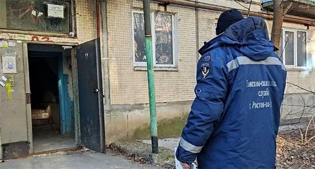 Спасатель у подъезда дома в переулке Кривошлыковский в Ростове-на-Дону. Фото: t.me/krivoshlikovski4 Спасатель у подъезда дома в переулке Кривошлыковский в Ростове-на-Дону. Фото: t.me/krivoshlikovski4