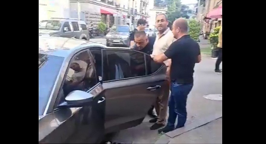 Задержание Афгана Садыгова в Тбилиси. 3 августа 2024 года. Кадр видео Севиндж Садыговой https://t.me/jamnewsru/18495 Задержание Афгана Садыгова в Тбилиси. 3 августа 2024 года. Кадр видео Севиндж Садыговой https://t.me/jamnewsru/18495