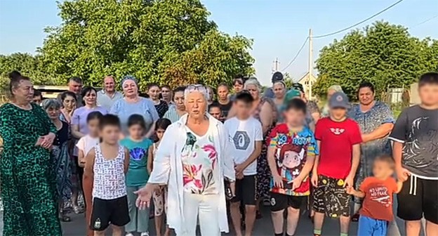 Жители Урвани выступили против строительства мусорного завода. 5 августа 2024 г. Скриншот видео https://www.youtube.com/watch?v=gyKX4T1PnO Жители Урвани выступили против строительства мусорного завода. 5 августа 2024 г. Скриншот видео https://www.youtube.com/watch?v=gyKX4T1PnO
