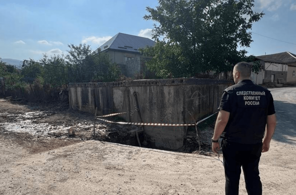 Сотрудник Следкома у водопровода в селе Эрпели. Скриншот фото Следкома по Дагестану от 06.08.24, https://t.me/dagestan_sledcom05/2346 Сотрудник Следкома у водопровода в селе Эрпели. Скриншот фото Следкома по Дагестану от 06.08.24, https://t.me/dagestan_sledcom05/2346