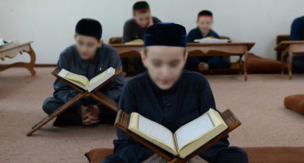 Ученики во время занятий в медресе. Фото: ГТРК "Вайнах" https://gtrkvainah.tv Ученики во время занятий в медресе. Фото: ГТРК "Вайнах" https://gtrkvainah.tv