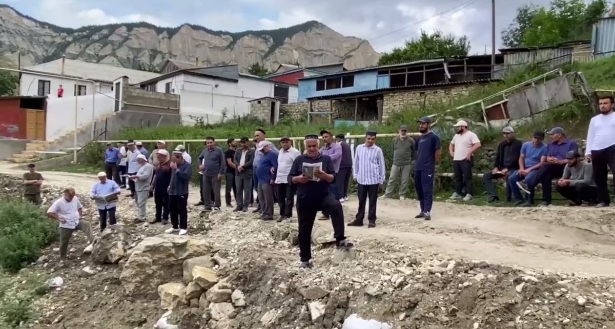 Обращение жителей села Кулибухна к Путину. Кадр видео из телеграм-канала "Голос Дагестана / новости Дагестана" https://t.me/golosdagestana05/13262 Обращение жителей села Кулибухна к Путину. Кадр видео из телеграм-канала "Голос Дагестана / новости Дагестана" https://t.me/golosdagestana05/13262
