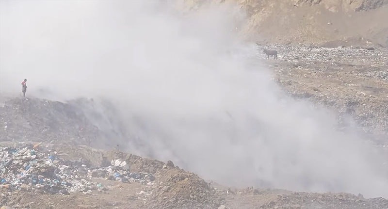 Пожар на свалке в Черкес-Кутане. Кадр из видео https://www.youtube.com/watch?v=q6zpF1RBT0M Пожар на свалке в Черкес-Кутане. Кадр из видео https://www.youtube.com/watch?v=q6zpF1RBT0M
