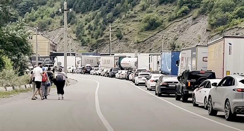 Затор на "Верхнем Ларсе". Кадр из видео "Кавказского узла" - https://www.youtube.com/watch?v=tRfN0ktjmrg&t=153s Затор на "Верхнем Ларсе". Кадр из видео "Кавказского узла" - https://www.youtube.com/watch?v=tRfN0ktjmrg&t=153s