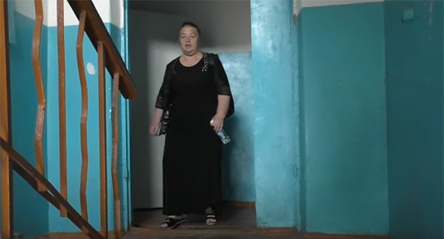 Жилец аварийного общежития в Нальчике. Скриншот видео "Кавказского узла" https://www.youtube.com/watch?v=KLvSJgbD9p8 Жилец аварийного общежития в Нальчике. Скриншот видео "Кавказского узла" https://www.youtube.com/watch?v=KLvSJgbD9p8