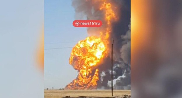 Пожар в Пролетарске. Фото: телеграм-канал "Новости Ростова | 161.RU" Пожар в Пролетарске. Фото: телеграм-канал "Новости Ростова | 161.RU"