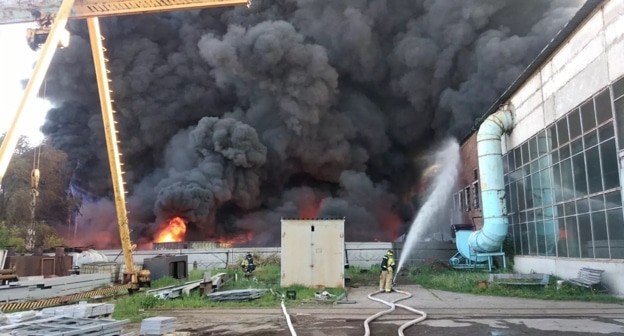 Пожар в Пролетарске, фото: пресс-служба МЧС РФ Пожар в Пролетарске, фото: пресс-служба МЧС РФ