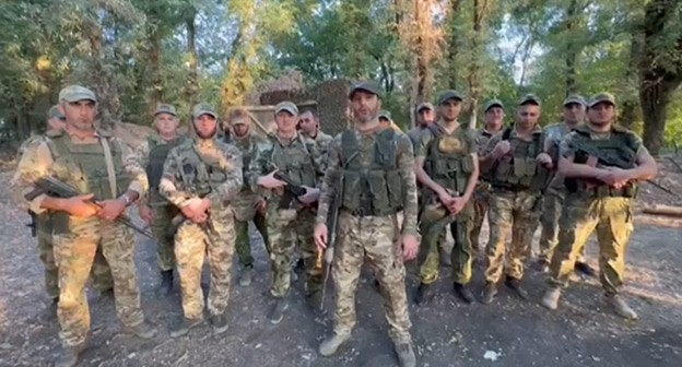 Видеообращение сослуживцев Микаила Разакова к главе Дагестана Сергею Меликову. Скриншот видео от 20 августа 2024 года. Телеграм-канал https://t.me/khadulaev/8549 Видеообращение сослуживцев Микаила Разакова к главе Дагестана Сергею Меликову. Скриншот видео от 20 августа 2024 года. Телеграм-канал https://t.me/khadulaev/8549
