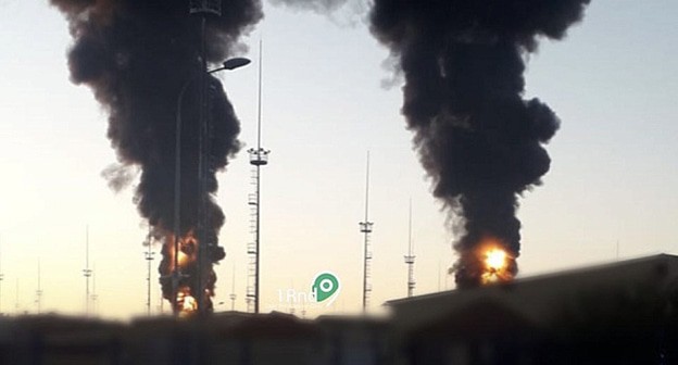 Пожар на нефтебазе в Пролетарске. 19 августа 2024 г. Скриншот видео https://www.1rnd.ru/upload/iblock/5f7/ygut1s2osii5wbf6sdqgread4rxpxy1u.jpg Пожар на нефтебазе в Пролетарске. 19 августа 2024 г. Скриншот видео https://www.1rnd.ru/upload/iblock/5f7/ygut1s2osii5wbf6sdqgread4rxpxy1u.jpg