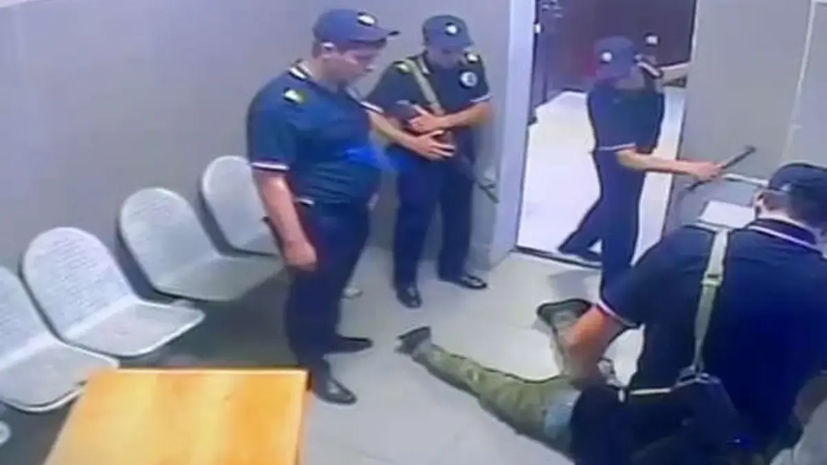 Сотрудники полиции применяют насилие к задержанному Ахмеду Джабраилову. Скриншот видео МВД РФ Сотрудники полиции применяют насилие к задержанному Ахмеду Джабраилову. Скриншот видео МВД РФ