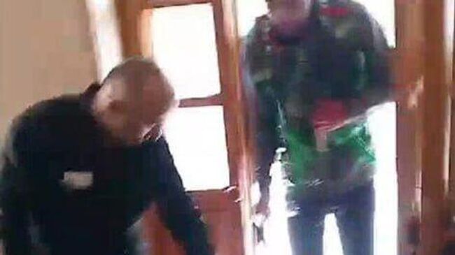 Захват заложников в волгоградской колонии. 23 августа 2024 года. Скриншот видео https://ria.ru/20240823/gruppa-1968025793.html Захват заложников в волгоградской колонии. 23 августа 2024 года. Скриншот видео https://ria.ru/20240823/gruppa-1968025793.html