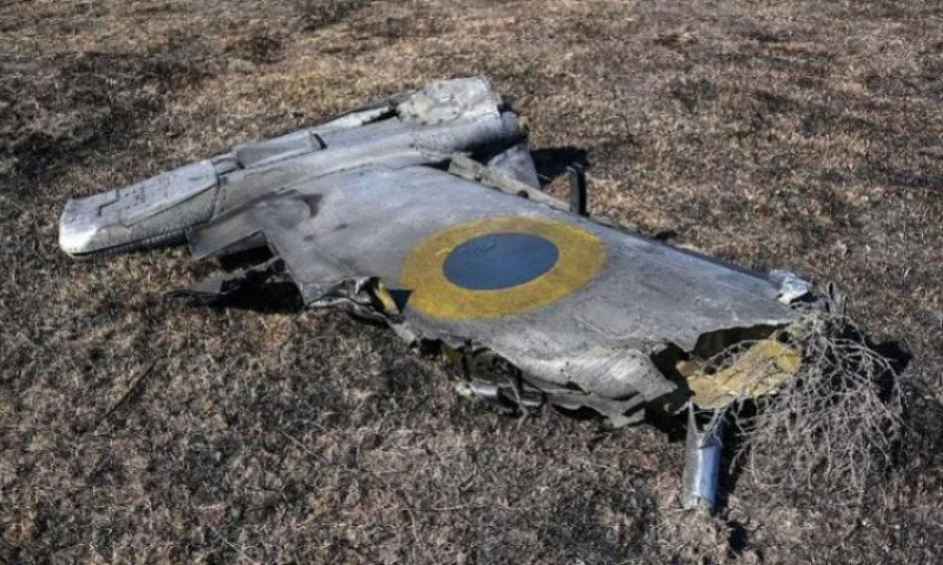 Обломок беспилотника. Фото: пресс-служба администрации Волжского
Обломок беспилотника. Фото: пресс-служба администрации Волжского