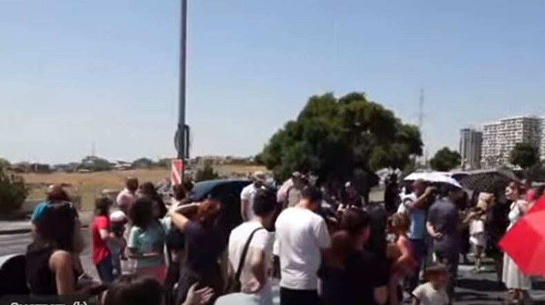 Акция протеста жильцов ереванского квартала "Возрождение". Скриншот видео от 24 августа 2024 г. https://www.panorama.am/ru/news/2024/08/24 Акция протеста жильцов ереванского квартала "Возрождение". Скриншот видео от 24 августа 2024 г. https://www.panorama.am/ru/news/2024/08/24
