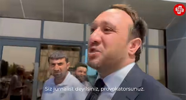 Представитель спорткомплекса в Нефтчале не пустил журналистов Meydan.Tv на встречу c Танзилей Рустамханлы. Cкриншот видео от 27 августа 2024 г. https://www.facebook.com/MeydanTelevision/videos/1232728821087011/ принадлежит компании Meta деятельность которой запрещена в России Представитель спорткомплекса в Нефтчале не пустил журналистов Meydan.Tv на встречу c Танзилей Рустамханлы. Cкриншот видео от 27 августа 2024 г. https://www.facebook.com/MeydanTelevision/videos/1232728821087011/ принадлежит компании Meta деятельность которой запрещена в России