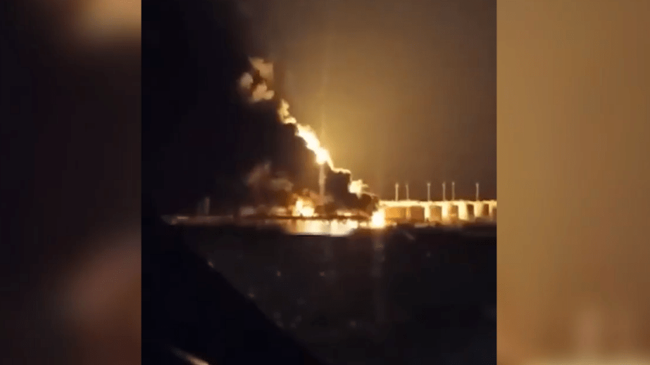 Пожар на топливном складе в Каменске-Шахтинском. 28 августа 2024 г. Скриншот видео https://www.rbc.ru/politics/28/08/2024/66cec2b69a7947fbdfa9c7b2?from=story_61ee7c0f9a7947051824f535 Пожар на топливном складе в Каменске-Шахтинском. 28 августа 2024 г. Скриншот видео https://www.rbc.ru/politics/28/08/2024/66cec2b69a7947fbdfa9c7b2?from=story_61ee7c0f9a7947051824f535