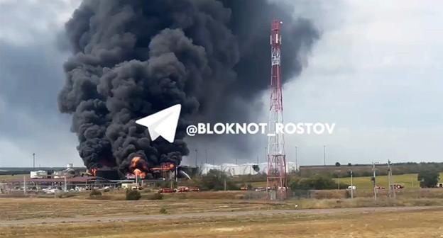 Пожар на нефтебазе в Каменском районе. Скриншот видео от 29 августа 2024 г. https://t.me/bloknot_rostov/31215 Пожар на нефтебазе в Каменском районе. Скриншот видео от 29 августа 2024 г. https://t.me/bloknot_rostov/31215