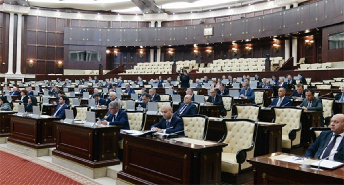 Парламент Азербайджана. Фото: https://azertag.az/ru/xeber/prohodit_ocherednoe_zasedanie_osennei_sessii_parlamenta_azerbaidzhana-2865406 Парламент Азербайджана. Фото: https://azertag.az/ru/xeber/prohodit_ocherednoe_zasedanie_osennei_sessii_parlamenta_azerbaidzhana-2865406