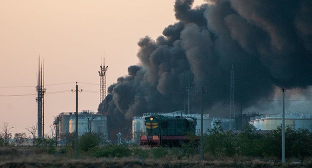Пожар на нефтебазе в Пролетарске. 27 августа 2024 года. Фото Александра Гончаренко, "Юга.ру" Пожар на нефтебазе в Пролетарске. 27 августа 2024 года. Фото Александра Гончаренко, "Юга.ру"
