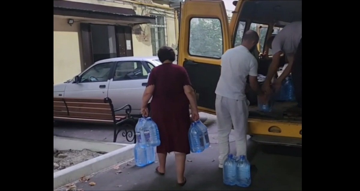 Подвоз воды жителям Баксана. Кадр видео администрации Баксана https://t.me/gorodbaksan/17074 Подвоз воды жителям Баксана. Кадр видео администрации Баксана https://t.me/gorodbaksan/17074