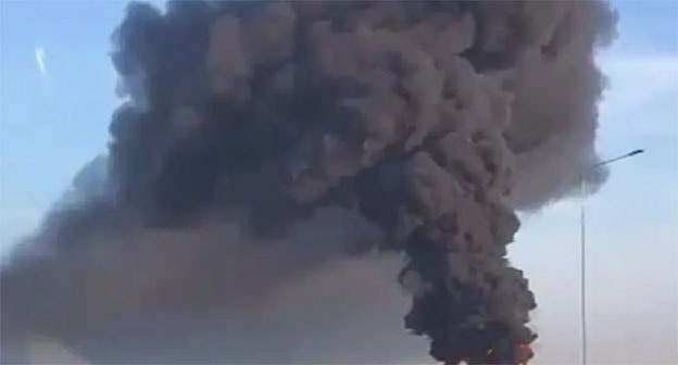 Пожар на нефтебазе в Каменском районе. Скриншот видео https://www.donnews.ru/v-kamenskom-rayone-lokalizovali-pozhar-na-neftebaze Пожар на нефтебазе в Каменском районе. Скриншот видео https://www.donnews.ru/v-kamenskom-rayone-lokalizovali-pozhar-na-neftebaze