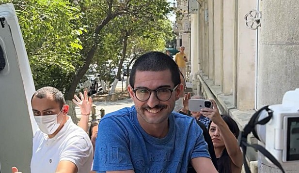Бахруз Самедов у здания суда в Баку 5 сентября 2024 года. Скриншот со страницы журналистки Ульвии Али в Facebook (деятельность компании Meta, которая владеет Facebook, запрещена в России). Бахруз Самедов у здания суда в Баку 5 сентября 2024 года. Скриншот со страницы журналистки Ульвии Али в Facebook (деятельность компании Meta, которая владеет Facebook, запрещена в России).