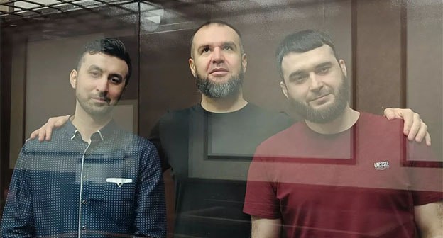 Кемал Тамбиев, Абубакар Ризванов и Абдулмумин Гаджиев (слева направо) в зале суда. Фото: "Черновик" https://www.chernovik.net/news/abdulmumin-gadzhiev-kemal-tambiev-i-abubakar-rizvanov-nevinovnye-lyudi-osuzhdeny-i-pyatyy-god Кемал Тамбиев, Абубакар Ризванов и Абдулмумин Гаджиев (слева направо) в зале суда. Фото: "Черновик" https://www.chernovik.net/news/abdulmumin-gadzhiev-kemal-tambiev-i-abubakar-rizvanov-nevinovnye-lyudi-osuzhdeny-i-pyatyy-god
