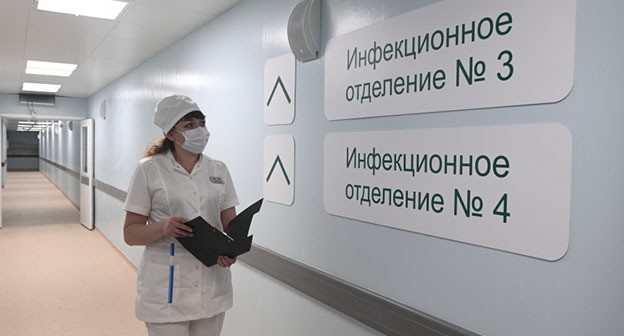 Медицинский персонал в больнице в Баксане. Скриншот видео: РИА Новости / Сергей Пивоваров; 5-tv.ru Медицинский персонал в больнице в Баксане. Скриншот видео: РИА Новости / Сергей Пивоваров; 5-tv.ru